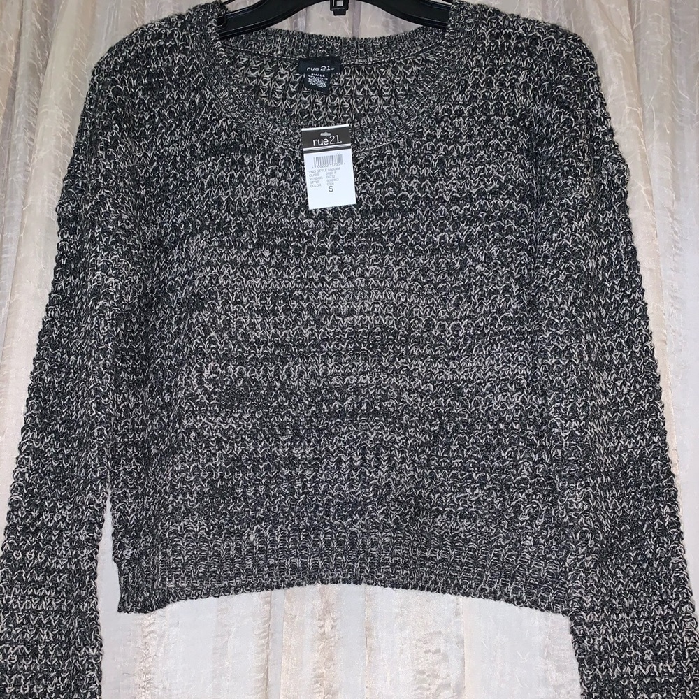 Knitted long sleeve sweatshirt.🌬